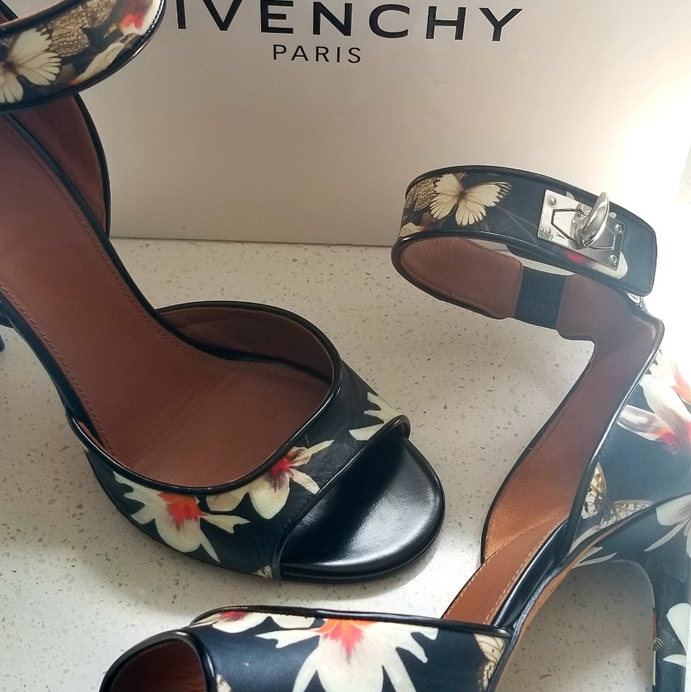 Givenchy Magnolia Print Sandal Sze 39